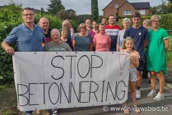 Buurtbewoners en actiecomité samen tegen bouwproject in Moerbeke: “Een hoogbouw hier is waanzin”