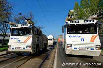 Grote politietraining met waterkanon en ruiters rond Elindus Arena en Transfo