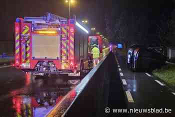 Auto knalt op betonnen vangrail en belandt op zijkant: bestuurder lichtgewond