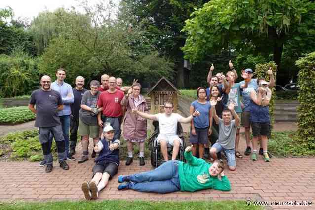 Bewoners Ons Tehuis Brabant bouwen insectenhotel in tuin AZ Jan Portaels