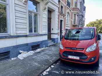 Deel van beschermde Brugse gevel komt naar beneden en doorboort voorruit geparkeerde wagen