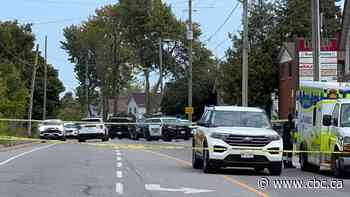 3 stabbed, standoff continues in Kingston, Ont.