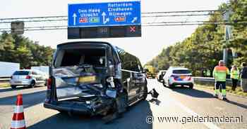 Botsing tussen bestelbus en camperbus zorgt voor lange file op A12: rechterrijstrook gesloten