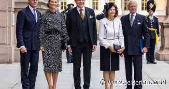 Waar Nederland Prinsjesdag omlijst met lange jurken en hoeden, dragen Zweedse royals zwart-witte kleding