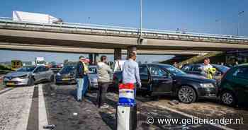 154 voertuigen, 2 doden, 26 gewonden: op de A58 gebeurde iets onvoorstelbaars in de mist