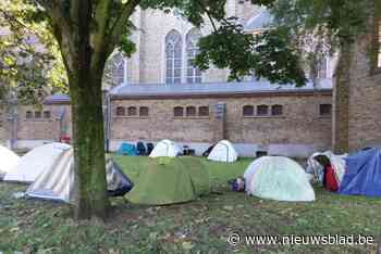 Romafamilie kampeert al twee weken aan Heilige Sacramentskerk: burgemeester zoekt oplossing