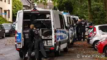 Öffentliche Fahndung: Ermittler suchen nach Anschlag in Solingen Uhr und Handy