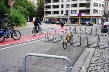 Mysterie van bizarre wegmarkeringen aan Sint-Anna ontrafeld: fietsenstallingen nemen nieuwe plaats in