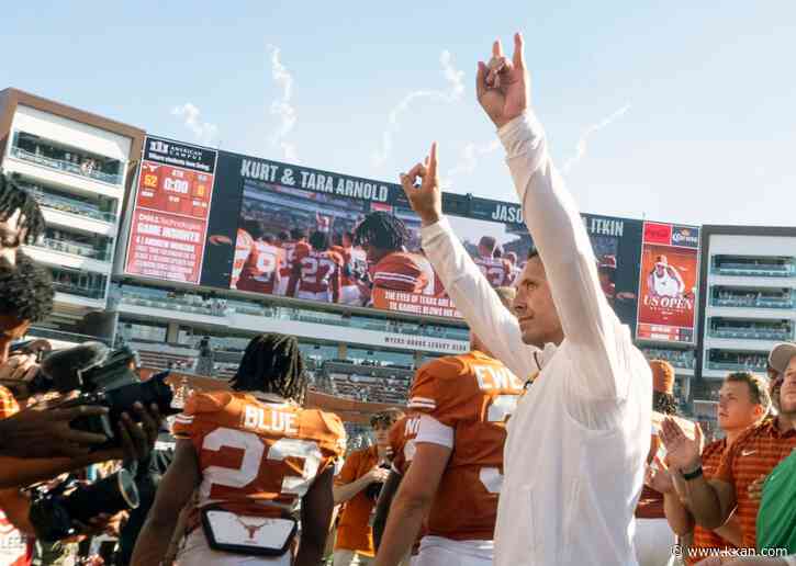 UTSA vs. Texas: Ewers leaves with injury, UT leads 28-7 at half