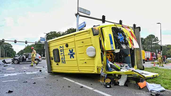 Zo ga je om met ambulances met zwaailichten en sirene in het verkeer