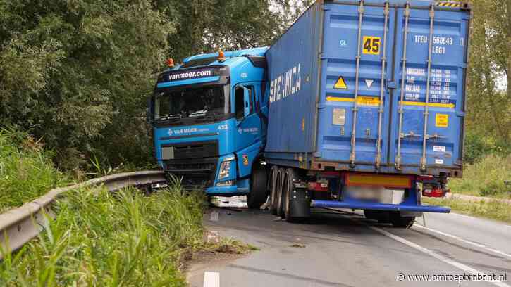 Geschaarde vrachtwagen op N279, weg nog uren dicht