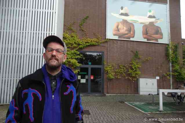 Modeontwerper Tom Van der Borght (46) maakte al furore in Parijs, maar keert nu terug naar de roots: “De eerste ter wereld die een hoed voor twee personen heeft ontworpen”