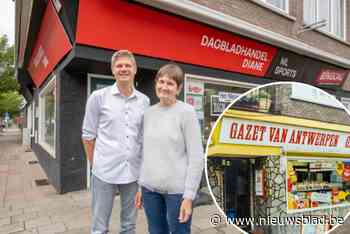 Dagbladwinkel Diane stopt na 45 jaar: “De kleinkinderen van de prille, zoenende koppeltjes komen hier nu snoep kopen”