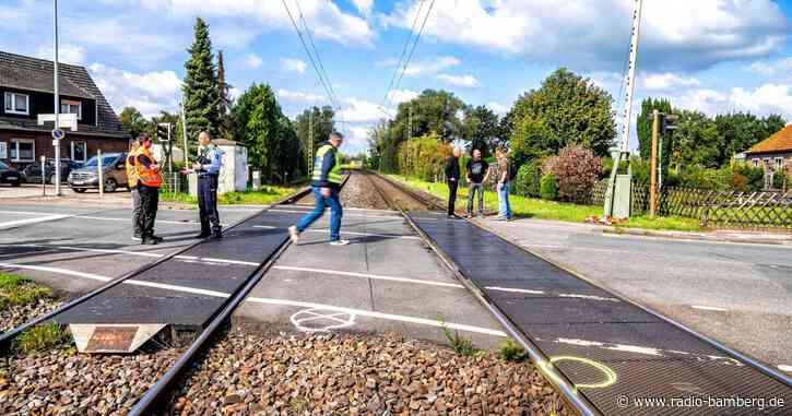 Auf dem Weg zur Schule: 14-Jährige stirbt an Bahnübergang