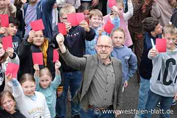 Eine ganze Schule zeigt der Politik in Herford die Rote Karte