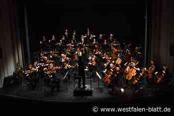 Musikschüler stehen mit Profimusikern in Bad Oeynhausen auf der Bühne