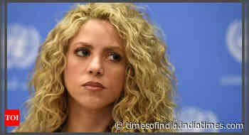 Fan inappropriately films Shakira on stage