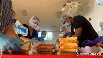 Montreal community organizations make 5,000 sandwiches to combat homelessness