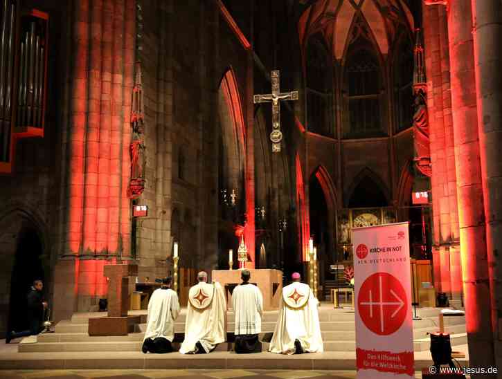 Christenverfolgung: Fuldaer Dom wird rot angeleuchtet