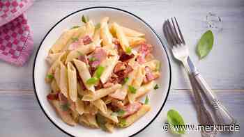 Pasta-Genuss in Rekordzeit: Penne Alfredo mit Bacon und Tomaten für den leckeren Feierabend