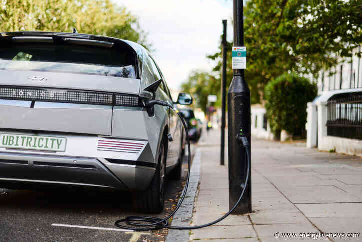 UK drivers get green light for lamp post EV chargers