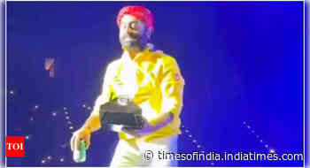 Arijit removes fan’s food from stage during concert