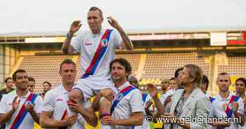 Fortuna Sittard eert clubicoon Fernando Ricksen op vijfde sterfdag met speciaal shirt en ‘unieke badge’