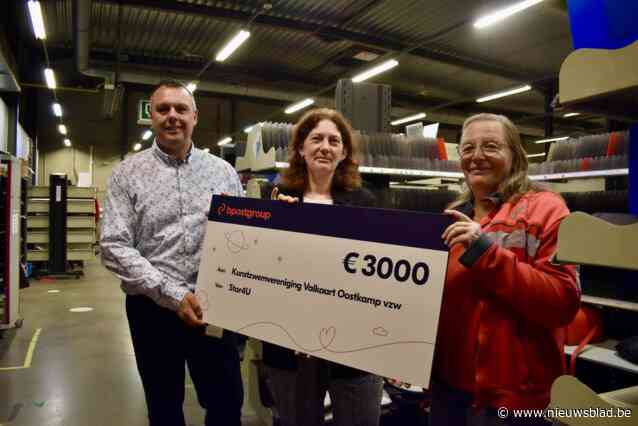 Bpost kent stevige cheque toe aan Oostkampse kunstzwemvereniging