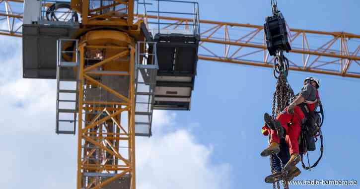 Münchner Feuerwehr sichert Baustellen-Kran vor dem Umstürzen