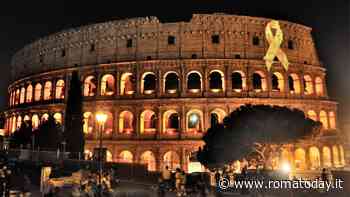 Il Colosseo si illumina con un nastro dorato contro i tumori infantili