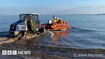 Swimmers rescued after tide takes them out to sea