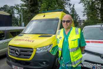 Ambulancier Roland (61) verschijnt in VRT-reeks: “Ooit om halfvier ’s ochtends uit bed gebeld voor een man die al een maand jeuk aan zijn achterwerk had”