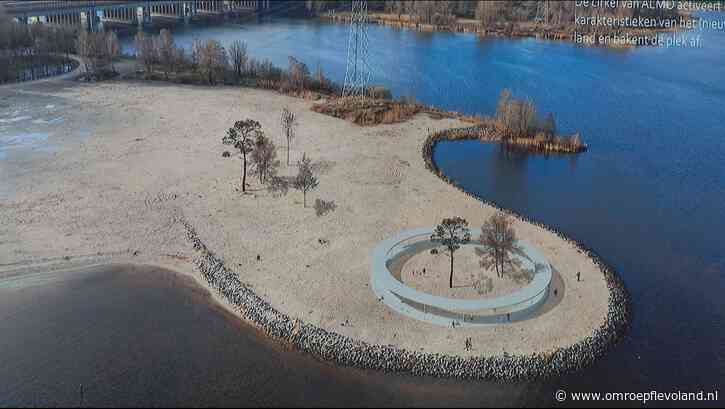 Almere - Plan voor 'object Almo': grote lichtblauwe frisbees op Almeerderstrand