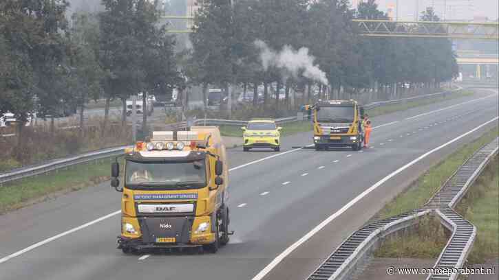 A2 nog uren dicht: 'Er ligt slachtafval op de weg, van dat vettige spul'