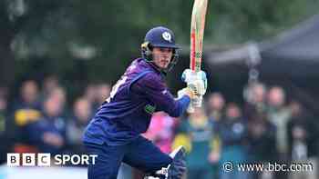 Sussex wicketkeeper Tear signs two-year deal