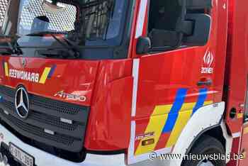 Brandweer ruimt hydraulische olie van tractor op