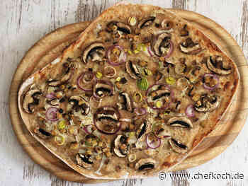 Flammkuchen mit veganem Rahm, Räuchertofu, Champignons und Zwiebeln