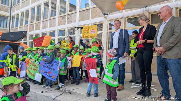 Weltkindertag in Neu-Ulm: 700 Kinder versammeln sich vor dem Rathaus