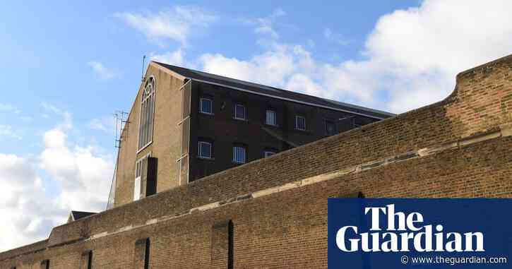 ‘Hundreds’ of prisoners freed early in England and Wales not fitted with tags