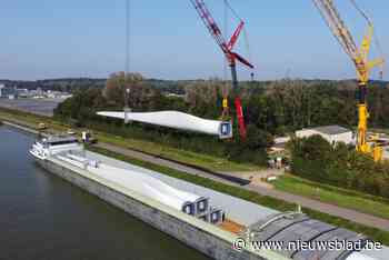 Wieken en masten Ecopower-windmolens aangevoerd via Albertkanaal