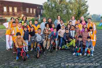 Te voet en met de fiets naar school op Strapdag