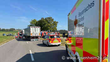 B12 nach Unfall komplett gesperrt: Auto prallt frontal gegen Lkw