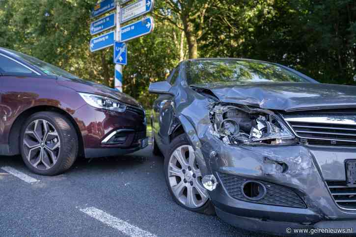 Twee auto’s botsen op Doesburgseweg in Zevenaar