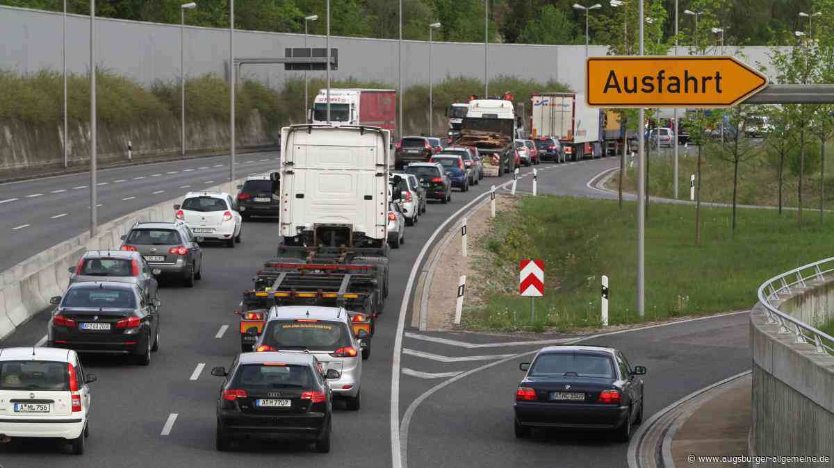 Beide Fahrtrichtungen gesperrt: Kilometerlanger Stau auf B17