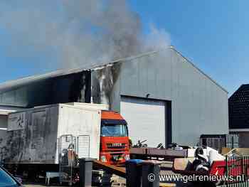 Dak van loods in brand: twee gasflessen veiliggesteld