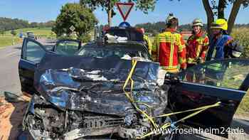 Unfall auf B12: Auto prallt frontal gegen Lkw - Person schwer verletzt