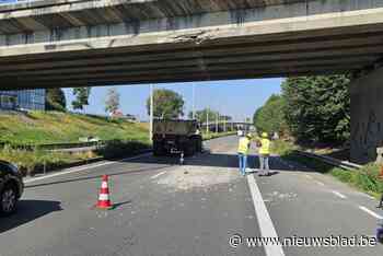 Vrachtwagen botst tegen spoorwegbrug over Expresweg