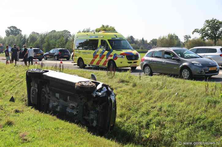 Auto belandt op z’n kant in sloot na botsing met vrachtwagen