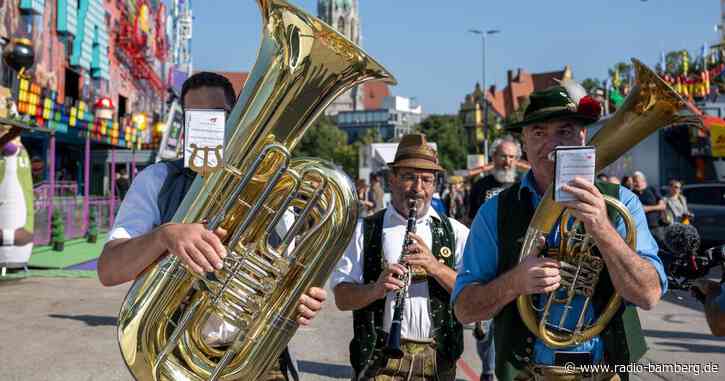 Wiesn: Messerverbot an Bahnhöfen, Fans unterwegs gen München