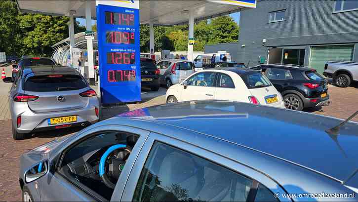 Lelystad - Lange rij door kortingsactie tankstation: 'Scheelt al snel 45 euro'